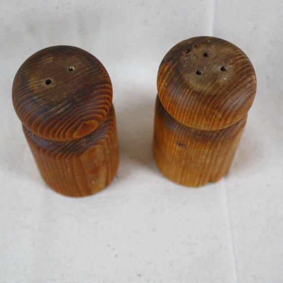 VTG Wooden 1970's Salt & Pepper Shakers hand carved 3 in tall x 1.5 in wide - Picture 4 of 4